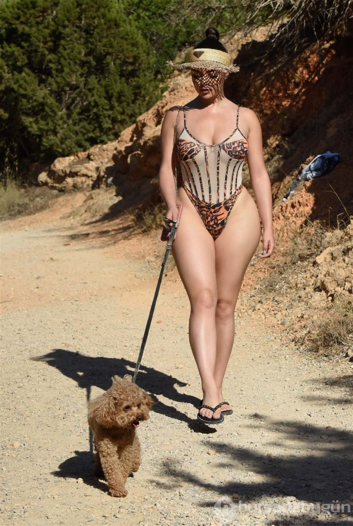 Demi Rose bikinili paylaşımlarıyla sosyal medyayı salladı!
