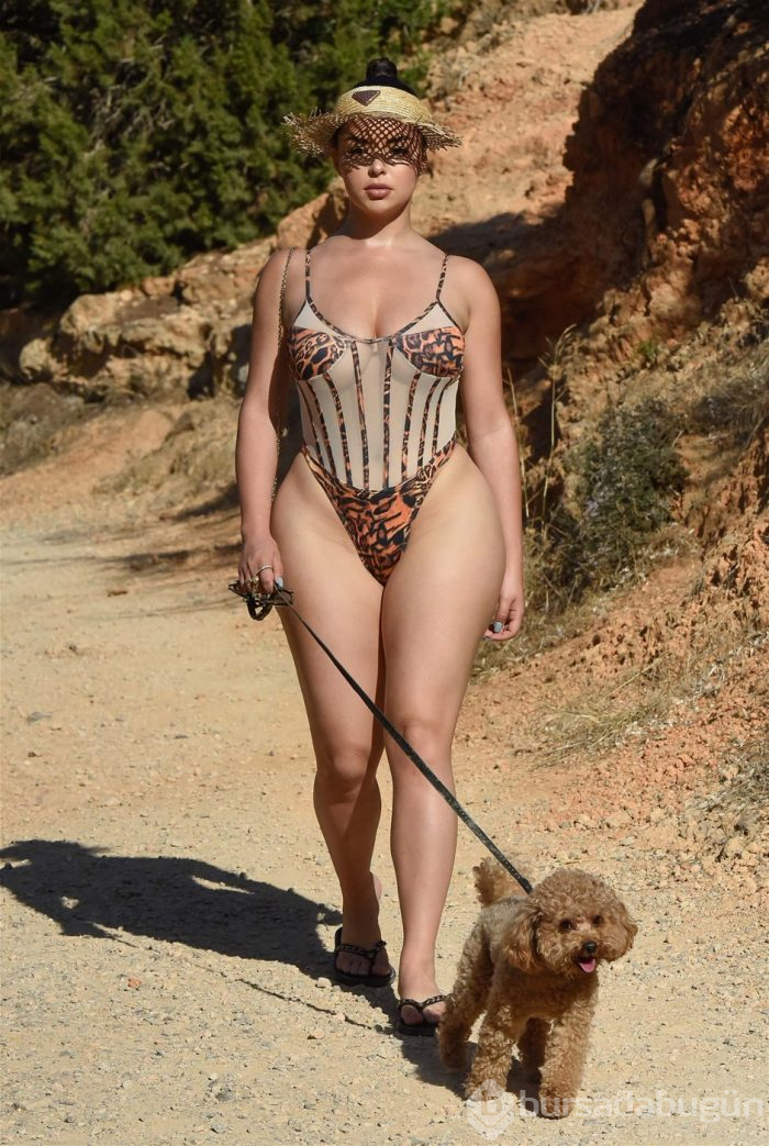 Demi Rose bikinili paylaşımlarıyla sosyal medyayı salladı!
