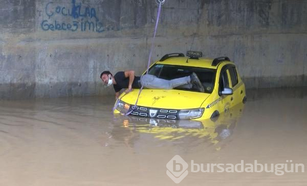 Taksici, taksisinin üzerinde mahsur kaldı!