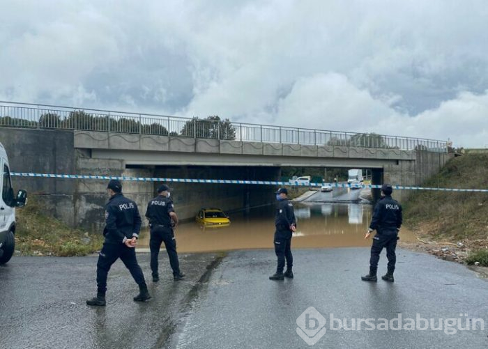 Taksici, taksisinin üzerinde mahsur kaldı!