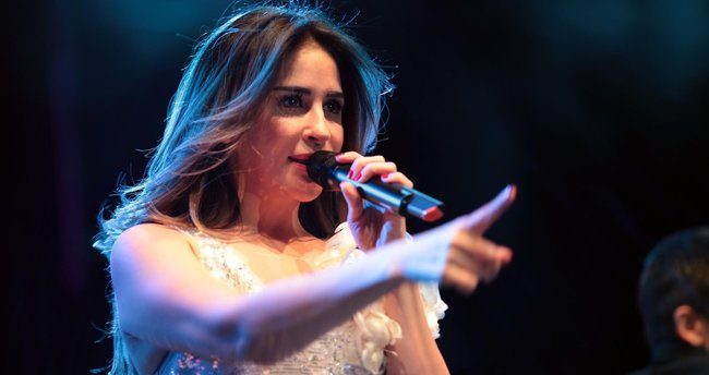 Şarkıcı Aynur Aydın'a konserde taciz şoku!