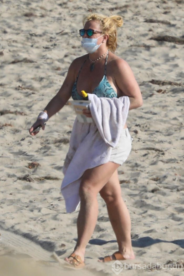 Ünlü popçu Britney Spears maskeyle güneşlendi
