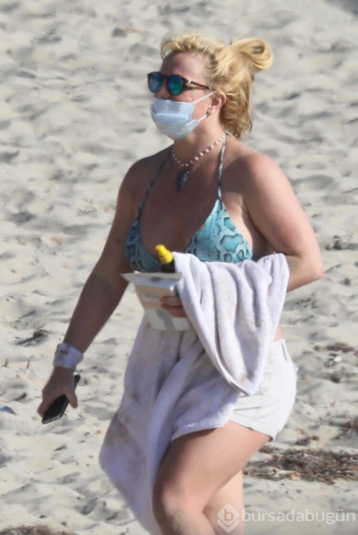 Ünlü popçu Britney Spears maskeyle güneşlendi