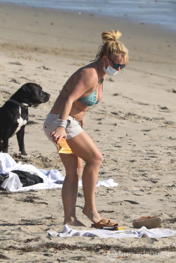 Ünlü popçu Britney Spears maskeyle güneşlendi