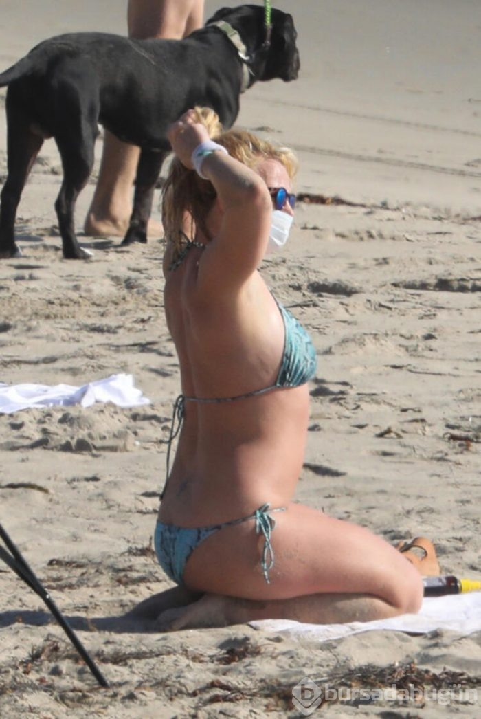Ünlü popçu Britney Spears maskeyle güneşlendi