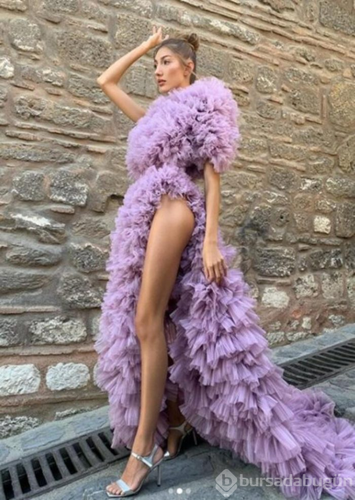 Şevval Şahin derin yırtmaçlı elbisesiyle olay oldu! 'Photoshop mu?'