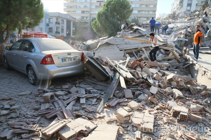 İzmir'deki 6.6'lık depremden kareler