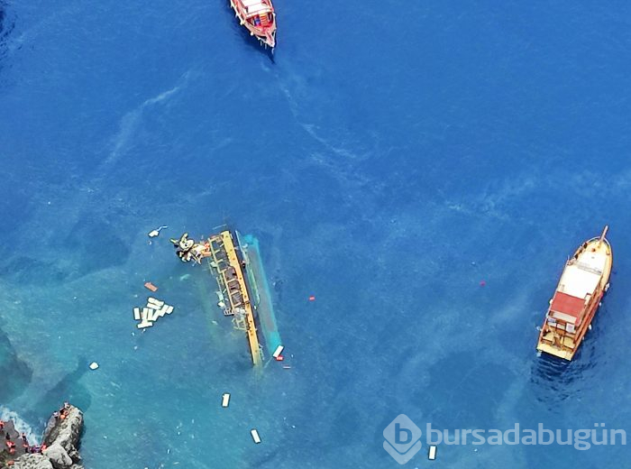 Antalya'da turist teknesi alabora oldu