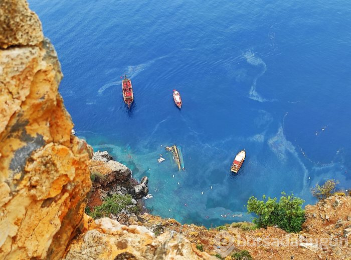 Antalya'da turist teknesi alabora oldu
