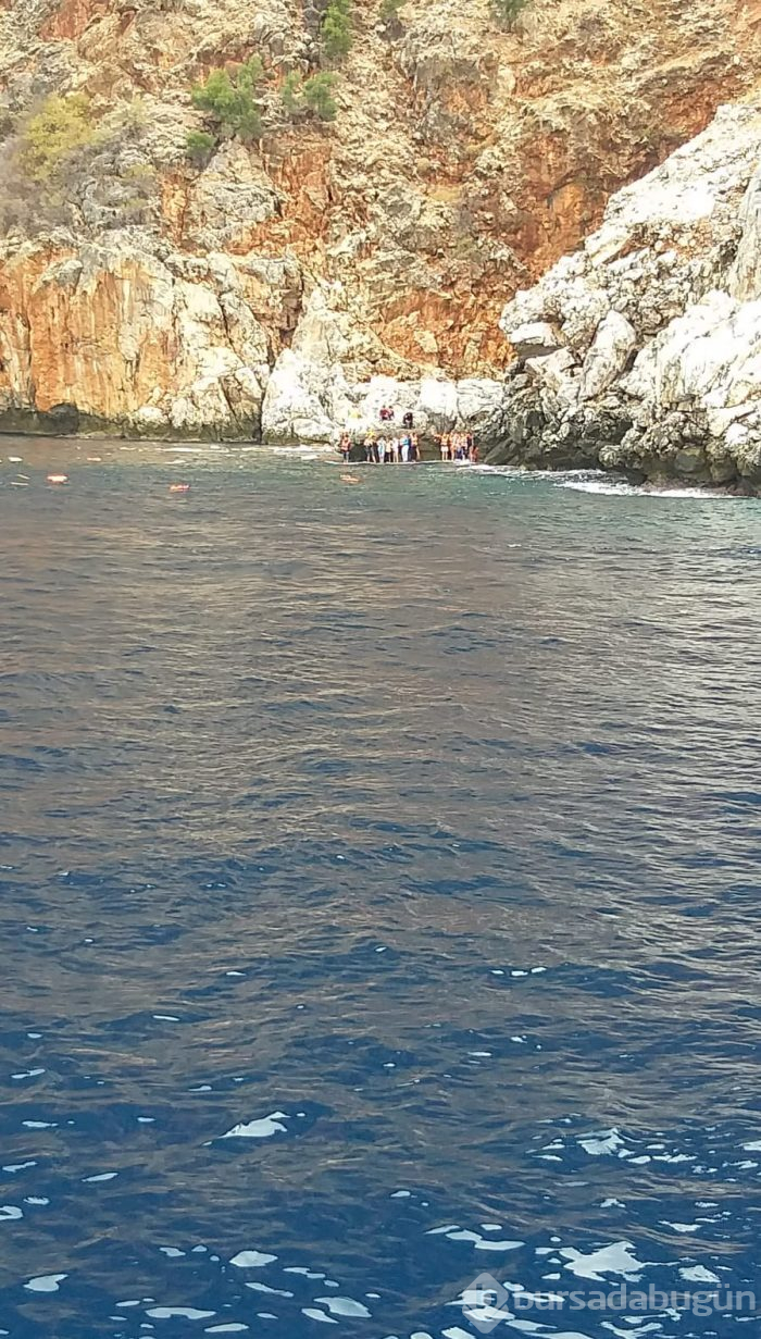 Antalya'da turist teknesi alabora oldu