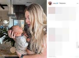 Iskra Lawrence'den anne oğul pozu!
