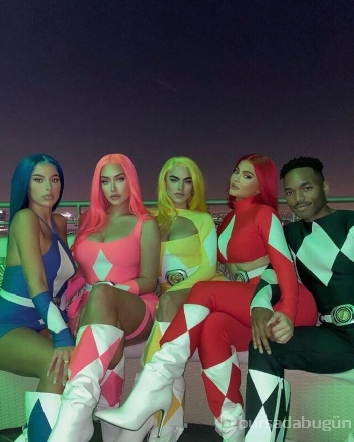 Kylie Jenner ve arkadaşları kostümleriyle olay yarattı!
