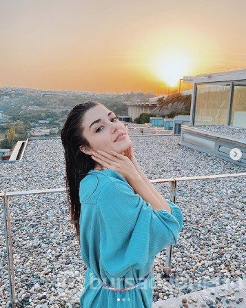 Hande Erçel'den dekolteli poz!


