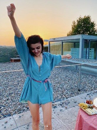 Hande Erçel'den dekolteli poz!


