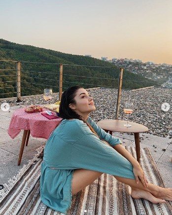 Hande Erçel'den dekolteli poz!


