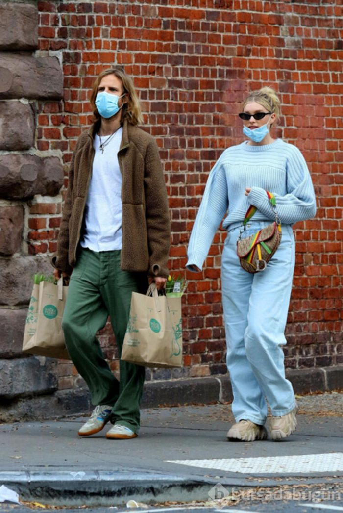 Elsa Hosk maskesini yanlış taktı!