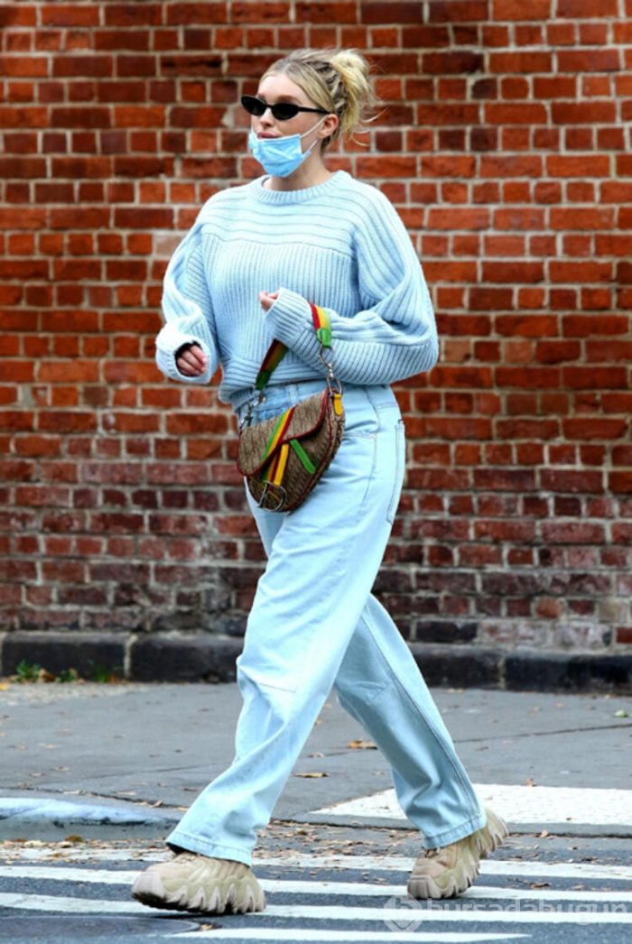 Elsa Hosk maskesini yanlış taktı!