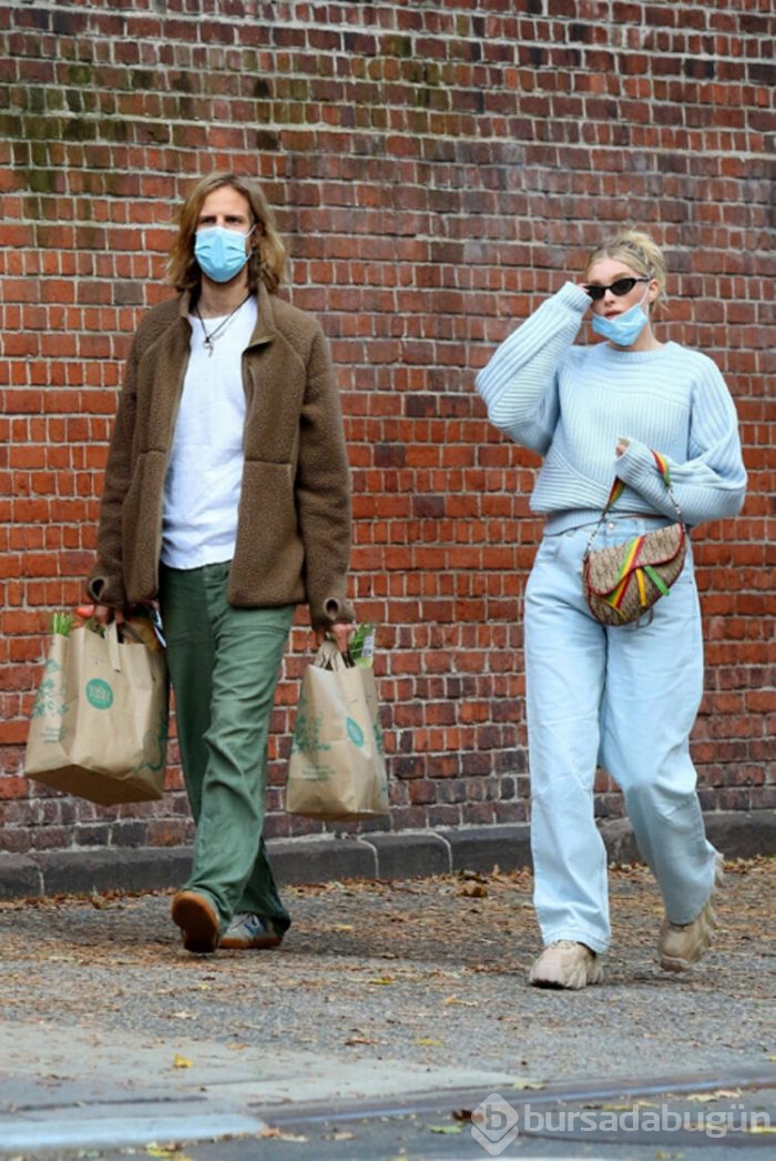 Elsa Hosk maskesini yanlış taktı!