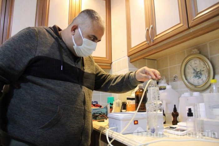 Evini laboratuvara çevirip corona virüse savaş açtı
