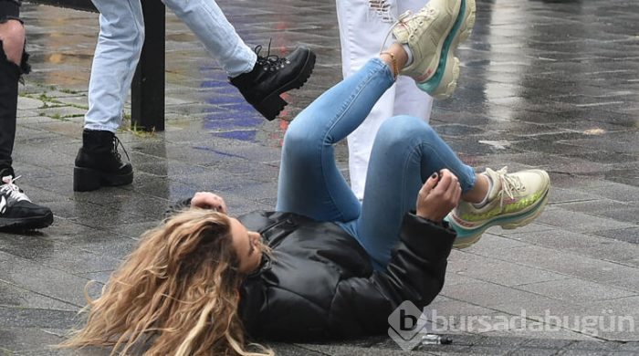 TV yıldızı sosyal medya için video çekerken kendini yerde buldu