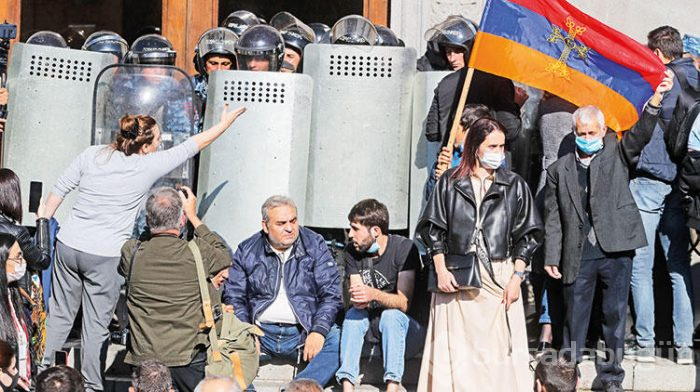 Azerbaycan'ın zaferinin ardından Erivan'da sular durulmuyor... 