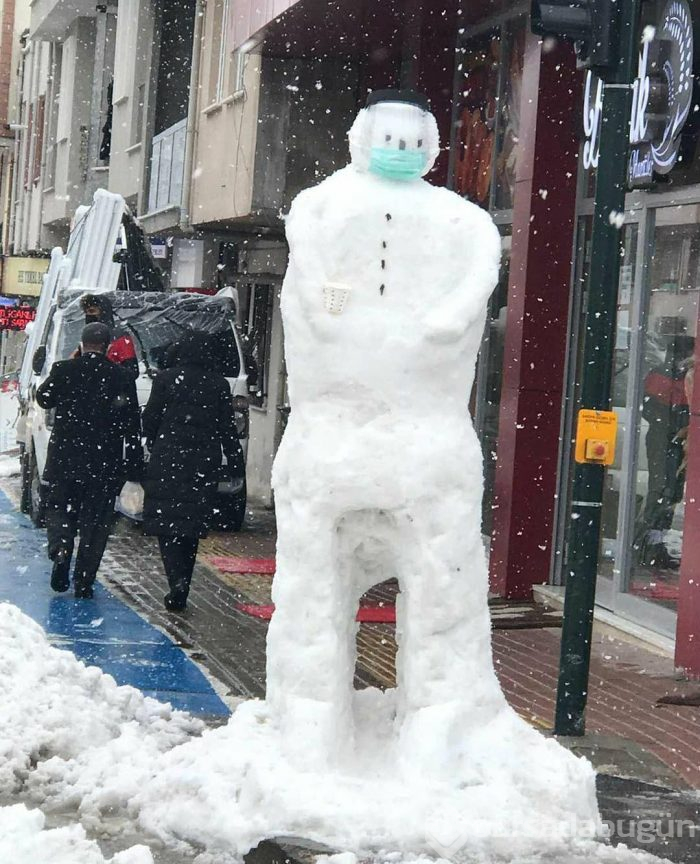 Bursa'da kardan yapılan adam ve kadınlar gülümsetti