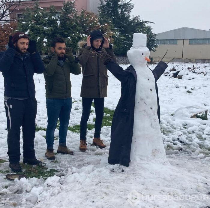 Bursa'da kardan yapılan adam ve kadınlar gülümsetti