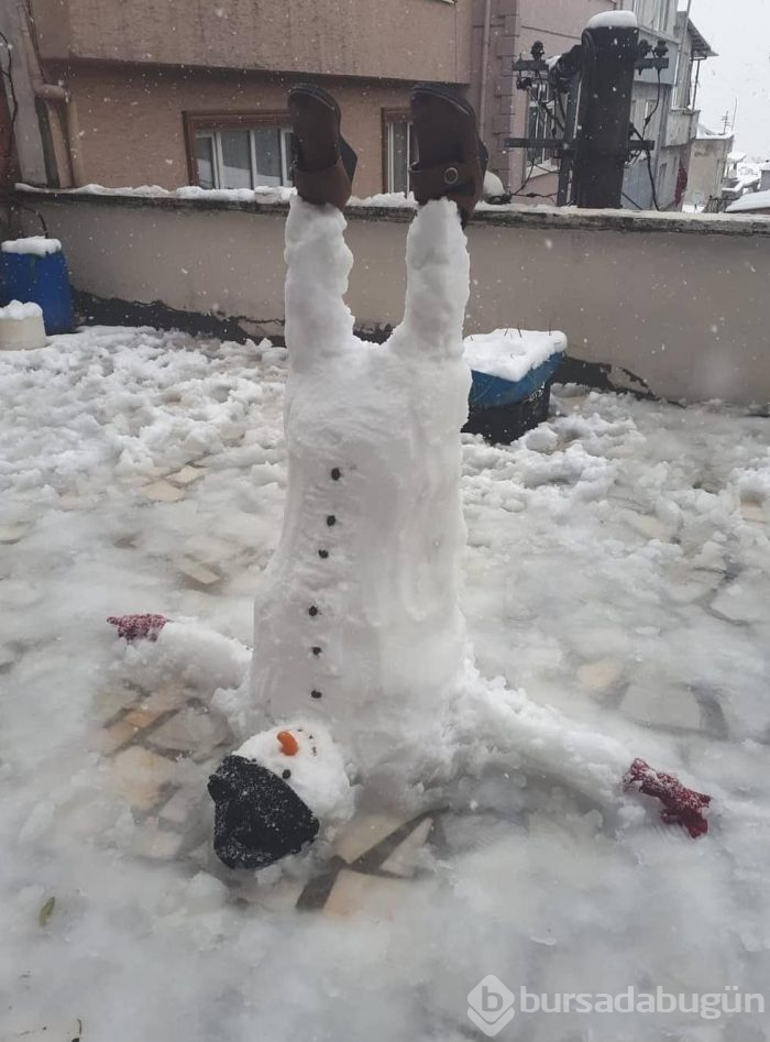 Bursa'da kardan yapılan adam ve kadınlar gülümsetti