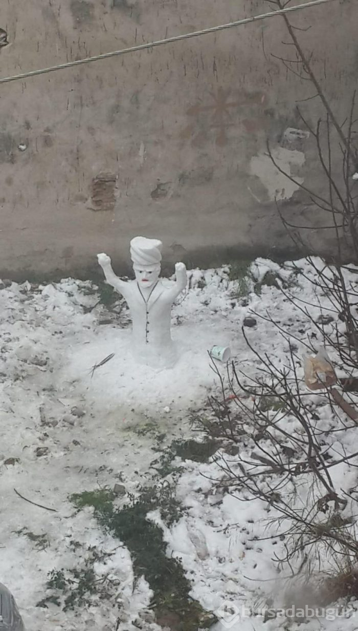 Bursa'da kardan yapılan adam ve kadınlar gülümsetti
