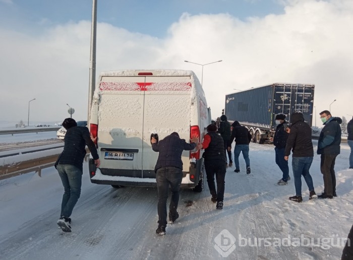 Kar yağışı Bursa'da trafiği felç etti! 