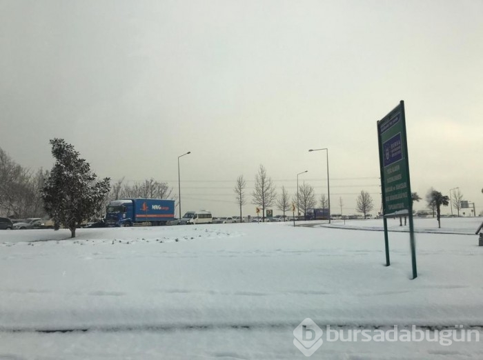 Kar yağışı Bursa'da trafiği felç etti! 