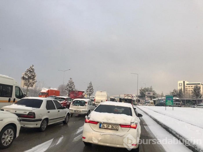 Kar yağışı Bursa'da trafiği felç etti! 