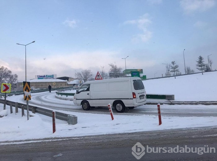 Kar yağışı Bursa'da trafiği felç etti! 