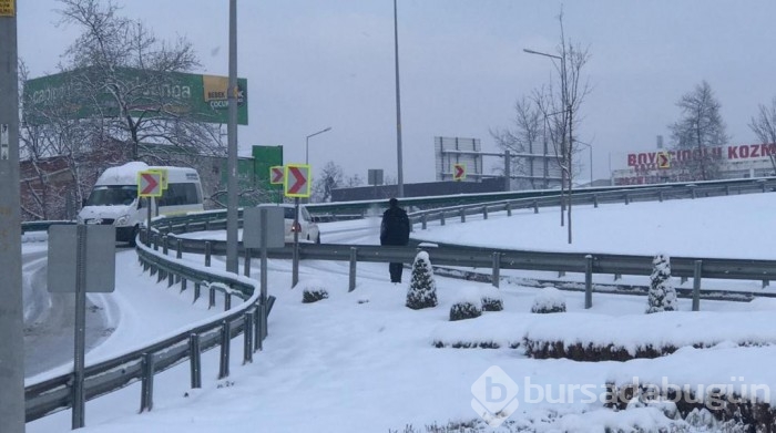Kar yağışı Bursa'da trafiği felç etti! 