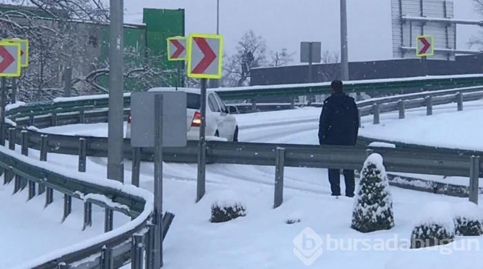 Kar yağışı Bursa'da trafiği felç etti! 