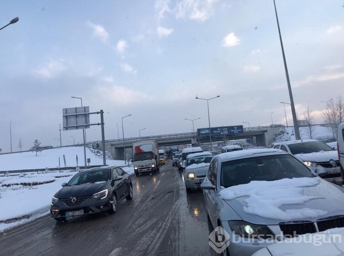 Kar yağışı Bursa'da trafiği felç etti! 