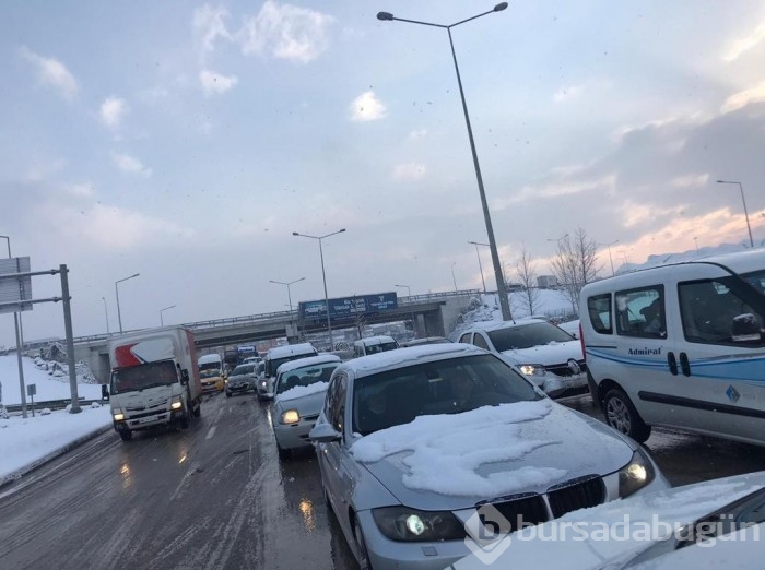 Kar yağışı Bursa'da trafiği felç etti! 