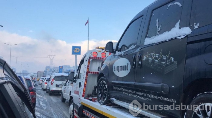 Kar yağışı Bursa'da trafiği felç etti! 