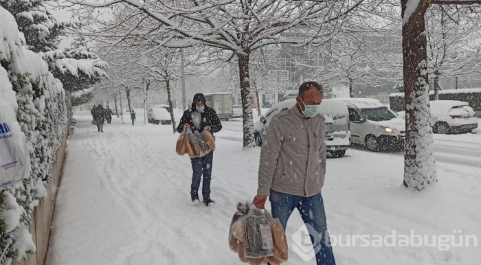 Kar yağışı Bursa'da trafiği felç etti! 