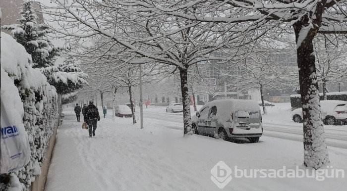 Kar yağışı Bursa'da trafiği felç etti! 