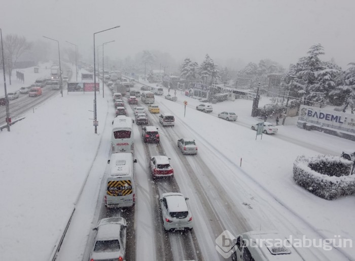 Kar yağışı Bursa'da trafiği felç etti! 