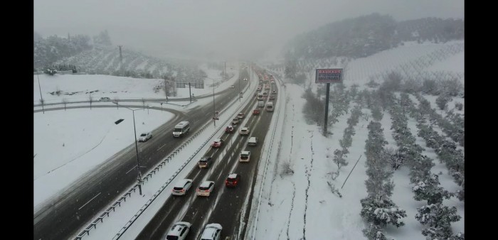 Kar yağışı Bursa'da trafiği felç etti! 