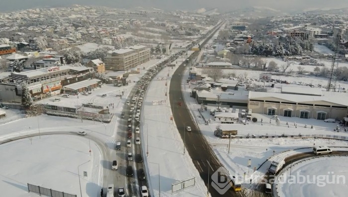 Kar yağışı Bursa'da trafiği felç etti! 