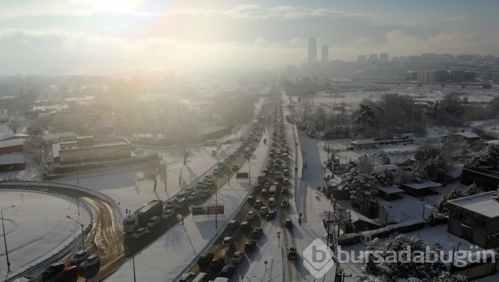 Kar yağışı Bursa'da trafiği felç etti! 