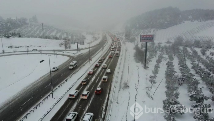 Kar yağışı Bursa'da trafiği felç etti! 