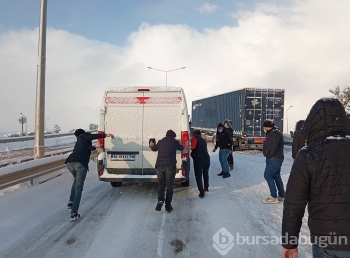 Kar yağışı Bursa'da trafiği felç etti! 