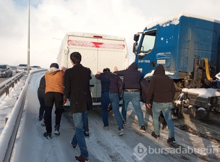 Kar yağışı Bursa'da trafiği felç etti! 
