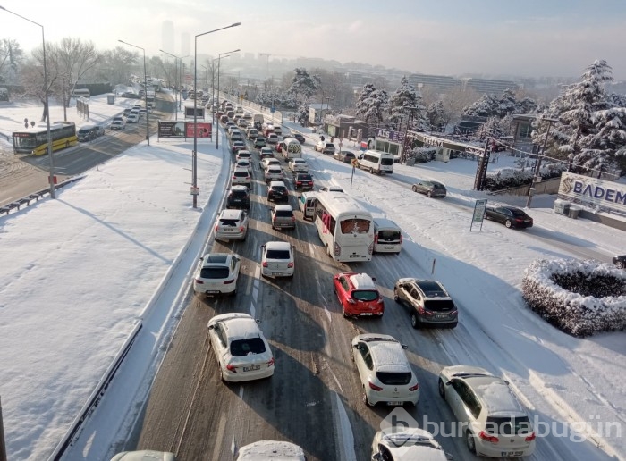 Kar yağışı Bursa'da trafiği felç etti! 