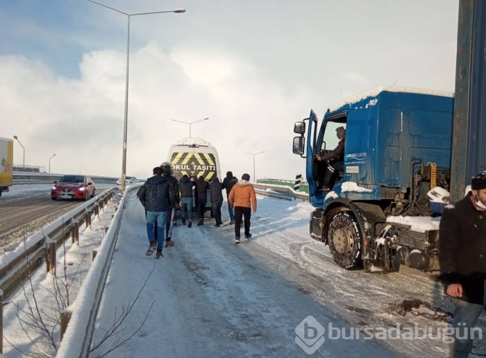Kar yağışı Bursa'da trafiği felç etti! 