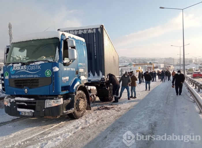 Kar yağışı Bursa'da trafiği felç etti! 
